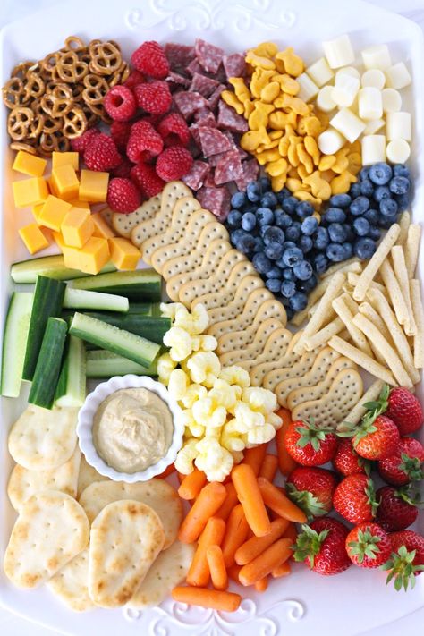 Toddler Party Food, Veggie Board, Charcuterie Appetizers, Birthday Snacks, Food Boards, Birthday Party Snacks, Snack Platter, Kid Friendly Snack, Toddler Lunches