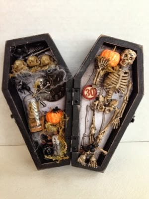 Halloween Box, Halloween Shadow Box, Haunted Dollhouse, Halloween Coffin, Glitter Pumpkins, Halloween Miniatures, Halloween Inspiration, Halloween Projects, Fete Halloween