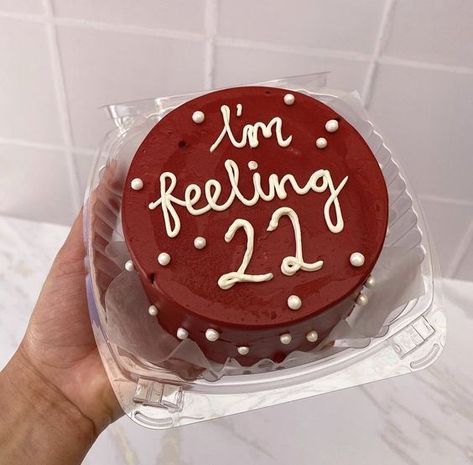 Im Feeling 22 Birthday Cake, Bolo Taylor Swift, Heart Cake Designs, Vintage Cake Decorating, 30 Aesthetic, Taylor Swift Cake, Vintage Heart Cake, 22nd Birthday Cakes, Taylor Swift Birthday