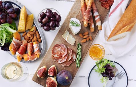 Italy's popular sparkling wine, Prosecco, is fun, versatile and affordable. Check out our favorite ways to enjoy it from breakfast to dinner. Prosecco Pairing, Diet Plate, Japanese Doctor, Vegetable Tray, Appetizer Platters, Appetizers For A Crowd, Nutritious Diet, Wine Food Pairing, Party Platters