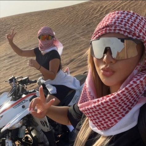 Desert Outfit, Summer Instagram Pictures, Dubai Aesthetic, Mode Zara, Sister Photos, Bestie Goals, Instagram Pose, Jet Ski, In The Desert