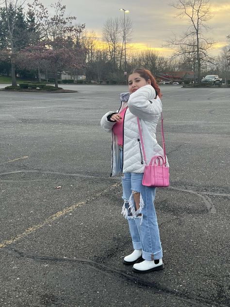 Marc Jacobs Tote Bag Outfit, Marc Jacobs Tote Bag, Tote Bag Outfit, Bag Outfit, Marc Jacobs Tote, Outfit Pink, Marc Jacobs Bag, Doc Martens, Outfit Idea