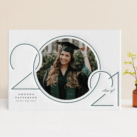 Graduation Photobook Ideas, Graduation Photo Album Ideas, Graduation Book Design, Graduation Book, Photobook Design, Christmas Photo Card Template, Graduation Photography Poses, Photo Album Design, Graduation Photography