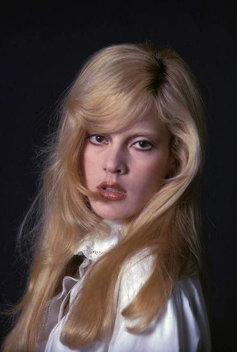 Vartan Sylvie, Angels Beauty, Sylvie Vartan, French Beauty, Model Inspo, Beauty Icons, Hair Journey, Vintage Girls, Vintage Hairstyles