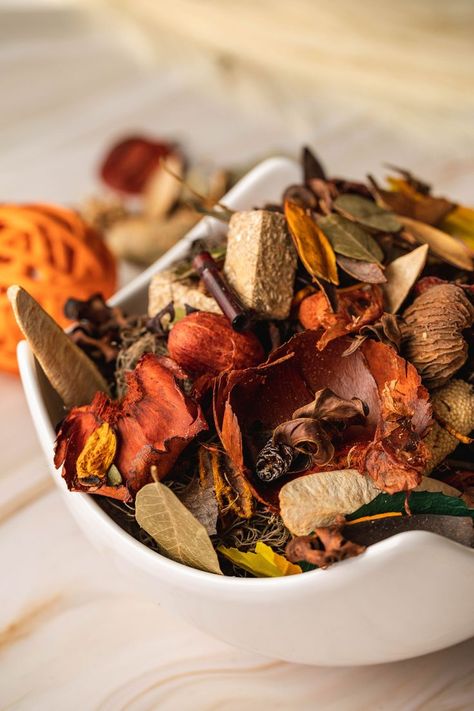 Mixed botanicals scented with fragrance oil. Spiced Pumpkin contains pumpkin, cinnamon and nutmeg. Natural Potpourri, Potpourri Decoration, Dried Potpourri, Orange Butter, Simmer Pot, Spiced Pumpkin, Orange Pumpkin, Fall Scents, Tonka Bean