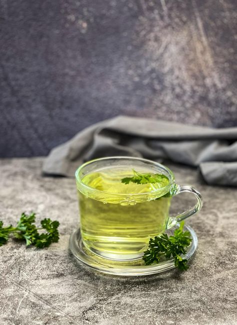 Learn how to make parsley tea from fresh or dried parsley leaves. It has many health benefits, is easy to prepare, and has a fresh and earthy flavor. Parsley Tea Benefits, Parsley Water, Parsley Benefits, Parsley Tea, Fennel Tea, Parsley Leaves, Tea Health, Detox Tea Recipe, Inflammatory Recipes