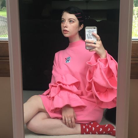 30.5k Likes, 311 Comments - chloe Frances (@contrachloe) on Instagram: “Jessica by Major Lazer plays...I am in love with the world yet again!” 70s Clothing, Major Lazer, Clothing Aesthetic, I Am In Love, Am In Love, Chloe, In Love, Graphic Sweatshirt, Ruffle Blouse