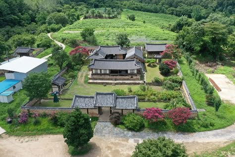 Korean Countryside House, Korean Farmhouse, Korean House Layout, Korean Hanok House, Korean Mansion, Japanese House Design Traditional, Japanese Countryside House, Japanese House Exterior, Japanese Mansion