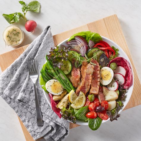 Nicoise Salad with grilled tuna Recipes For Salads, Green Beans Potatoes, Salad With Tuna, French Salad, Beans Potatoes, Grilled Tuna, Easy Main Dishes, Seared Tuna, Small Cucumber