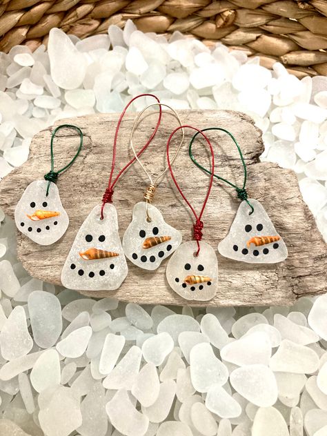 Beachglass seaglass Christmas ornament snowmen snowman Seaglass Ornaments Diy, Pebble Projects, Seaglass Crafts, Seaglass Christmas, Seahorse Ornament, Mermaid Seashell, Sea Glass Art Diy, Coastal Christmas Decor, Christmas Snowmen