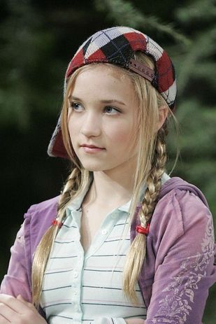 Emily Osment. 16 Disney Channel Stars Who've Managed To Keep It Together Lily Truscott Outfits, Lily Truscott, Hannah Montana Hair, Lilly Hannah Montana, Lilly Truscott, Hannah Montana Outfits, Jason Earles, Keep Up The Good Work, Miley Stewart