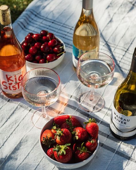 Foxtrot on Instagram: “You know what pairs really well with a picnic? Some thirst-quenching wines, handpicked by our sommelier. Our pal, @rach.bires shows how…” Blue Picnic Aesthetic, 21st Decor, Sea Picnic, Picnic Lights, Bday Picnic, Writing Aesthetics, Light Blue Blanket, Picnic Pictures, Picnic Inspo