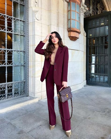 Five Unproblematic Fashion Influencers To Follow on Instagram Women's Fitted Suits, Woman Formal Suits, Suits For Women H&m, Womens Suits For Fall, Pant Suits For Women Winter, Business Professional Women Suits, Business Suits Woman, Womens Suits Business Petite, Graduation Suits For Women Modern