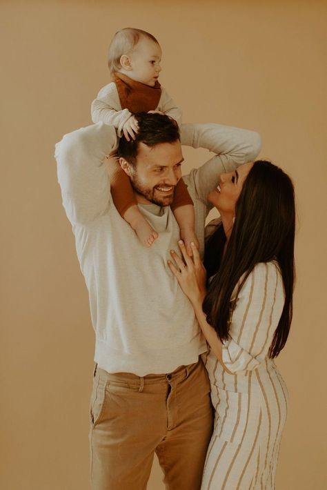 Family Self Portrait Ideas, Family Pics White Background, Family Portraits Photography, Family Photo Portraits, Cute Family Portraits, Family Photo Ideas In Studio, In Studio Family Portraits, Self Shoot Studio Poses Family, Family Photoshoot Aesthetic Studio