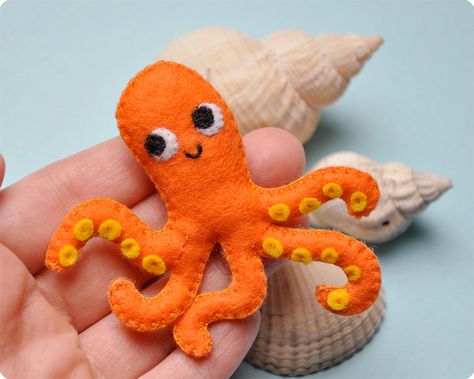 Capt. Octopus Felt brooch by Memi The Rainbow, via Flickr Felt Octopus, Felt Fish, Baby Mobiles, Felt Creations, Felt Dogs, Felt Pattern, Felt Patterns, Felt Brooch, Felt Christmas Ornaments