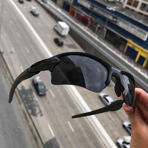 Oakley Sunglasses Aesthetic, Juliet Oakley, 2000s Sunglasses, Mens Fashion Week Street Style, Top Sunglasses, Cool Glasses, نظارات شمسية, Smart Glasses, Stylish Glasses