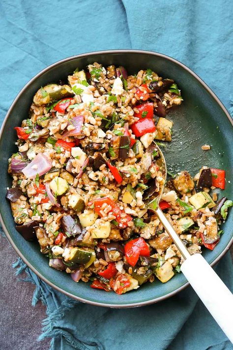 Warm or cold this Balsamic Roasted Vegetable Grain Salad is the perfect meal prep dish and easy to make your own. I made today’s version with Farro but you can use Quinoa, Rice of any kind, Bulgur wheat and add the protein of choice. It’s filling, healthy and easy to pack away for lunch. I like to add grilled chicken and create a bowl with some extra Feta and cherry tomatoes. Salad Mixes, Bulgur Wheat, Quinoa Rice, Bulgur Salad, Roasted Vegetables Oven, Chicken Slices, Grain Salad, Herb Roasted Chicken, Fresh Spices