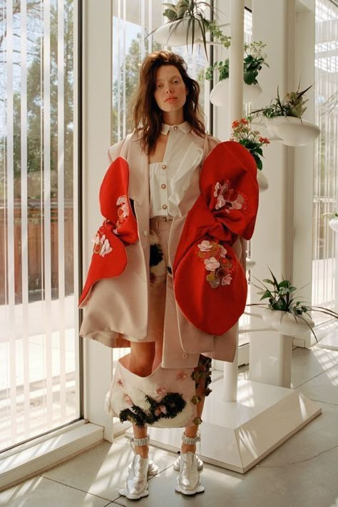 Red Clothing, Viktor Rolf, Weird Fashion, Looks Street Style, New Today, John Galliano, Inspiration Mode, Fashion Details, Costume Design