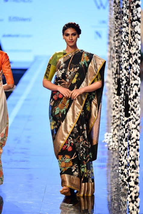 Lakme Fashion Week 2020, Black And White Saree, White Saree, Resort 2020, Jamdani Saree, Vogue India, Saree Trends, Lakme Fashion Week, Bridal Blouse Designs