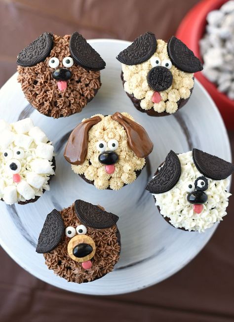 Looking to make puppy dog cupcakes for a birthday cake or other event? These puppy cupcakes are easy to make and perfect for a dog birthday party! Puppy Dog Cupcakes, Donat Glaze, Birthday Cake Cookies, Puppy Cupcakes, Dog Cupcakes, Halloween Cookies Decorated, Puppy Birthday Parties, Dog Cakes, Adult Halloween Party