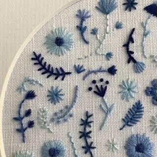 Broderie Anglaise Fabric, Embroidery Stitches Flowers, Happy Cactus, Sulaman Pita, Embroidery Stitches Beginner, Hand Embroidery Videos, Basic Embroidery Stitches, Embroidery Stitches Tutorial, Embroidery Videos