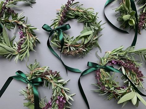 Deck the halls with our DIY Mini Herb Wreaths project!  These charming and aromatic wreaths are the perfect way to add a touch of natural beauty to your holiday decor.  Our step-by-step guide will show you how to create adorable mini wreaths using fresh herbs like rosemary, thyme, and sage. Mini Rosemary Wreath, Herb Wreath Diy, Tiny Wreaths Diy, Rosemary Crafts, Small Wreath Ideas, Rosemary Wreath Diy, Rosemary Garland, Spring Wreath Ideas Diy, Herb Wreaths