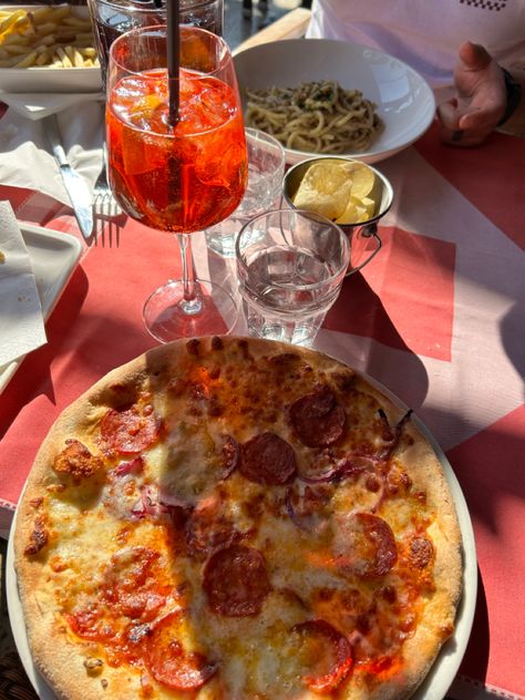 #lunch #pizza #verona #aperolspritz Pizza In Italy, Lunch Pizza, Italy Verona, Eating Pizza, Living In Italy, Verona Italy, Food Inspo, Aperol Spritz, Verona