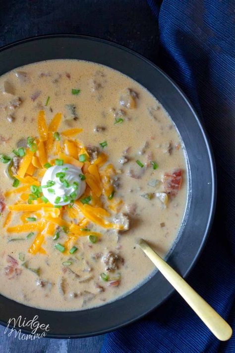 This cheeseburger soup recipe has all the flavors of amazing cheeseburger in a delicious soup the whole family will love! This cheeseburger Soup is a low carb and keto friendly soup that everyone will enjoy! Low Carb Cheeseburger Soup, Perfect Cheeseburger, Keto Cheeseburger, Keto Soups, Cheese Burger Soup Recipes, Easy Taco Soup, Mini Hamburgers, Burger Seasoning, Quick And Easy Soup