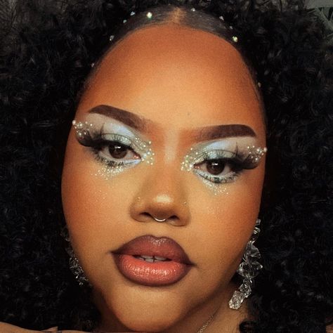 Pearl Rave Makeup, Pearlescent Makeup Looks, Pearl Inspired Makeup, Pearl Prom Makeup, Mermaid Makeup Black Women, Icy Makeup Looks Black Women, Pearl Makeup Looks Prom, White Pearl Makeup, Winter Themed Makeup