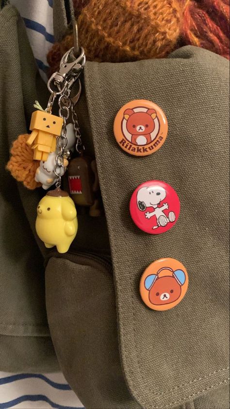 Cute Keychains For Backpacks, Bag With Pins, Bag Pins Aesthetic, Backpack With Pins, Rilakkuma Bear, Backpack Charms, Inside My Bag, Keychain Backpack, Yellow Dog