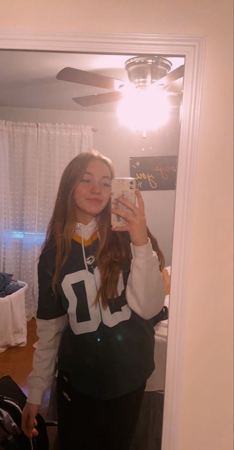 Sweatshirt Jersey Outfit, White Jersey Outfit Winter, Jersey Hoodie Outfit, Jersey With Long Sleeve Underneath, Jersey With Hoodie Outfit, Football Jersey Over Hoodie Outfit, T Shirt Over Hoodie, How To Style A Jersey, Girls Wearing Jerseys Outfits