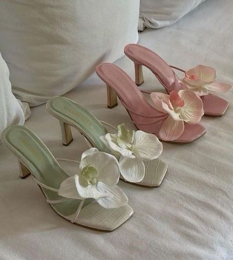 Pretty Heels, Flower Heels, Dr Shoes, Shoes Heels Classy, Heels Classy, Fancy Shoes, Cute Heels, Girly Shoes, Shoe Inspo