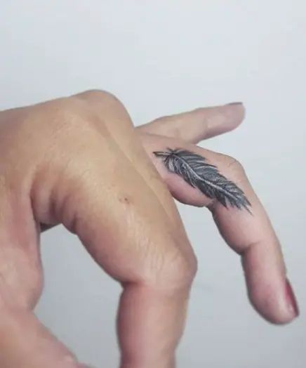 Feather Tattoo On Finger, Rose Tats, Owl Feather Tattoos, Eagle Feather Tattoos, Small Feather Tattoo, Tattoo On Finger, Small Crown Tattoo, Feather Tattoo Colour, Feather Tattoo Meaning