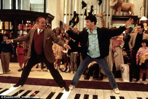 Tom Hanks in "Big" in the toy store on the 5th Avenue 1988 Big Tom Hanks, Big 1988, Tom Hanks Movies, Richard Ayoade, Small Soldiers, Corey Feldman, 1980s Movies, Tommy Lee Jones, Fao Schwarz