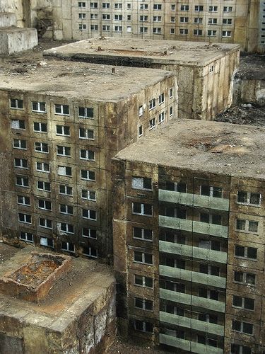 The City can be not a human place... Abandoned City, Apocalypse Aesthetic, Abandoned Cities, Abandoned House, Chernobyl, Abandoned Buildings, Old Buildings, Abandoned Houses, Ghost Towns