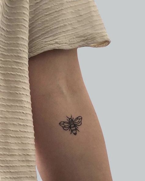 Marauders Tattoo Ideas, Tattoo Side, Inspiration Tattoos, Tiny Tattoo, Cute Small Tattoos, Bee Tattoo, Dainty Tattoos, Aesthetic Tattoo, Dream Tattoos