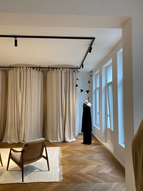 Dress Rental Store, Aesthetic Store Interior, Minimal Store Design, Fashion Store Aesthetic, Fitting Room Design, Neutral Boutique, Commercial Design Retail, Luxury Boutique Interior, Minimal Home Design