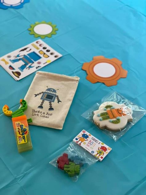 Robot Birthday Party Favors Robots Party Theme, 2024 Cake, Kids Lunch Box Meals, Robot Birthday Party, Robot Party, Loot Bags, Lunch Box Recipes, Kids Lunchbox, 9th Birthday