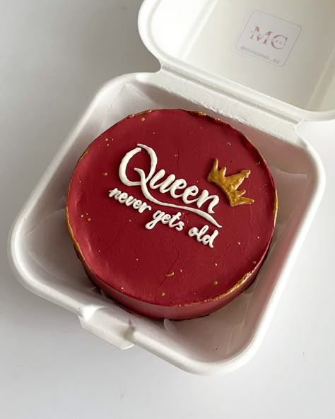 Queens never get old Celebration Cake Design, Cute Buttercream Cakes, Cute Bento Cake For Boyfriend, Small Birthday Cake Aesthetic, Birthday Cake Queen, Queen Cake Ideas, Mini Cake Decorating Ideas, Bento Cake Design Birthday, Queen Birthday Cake