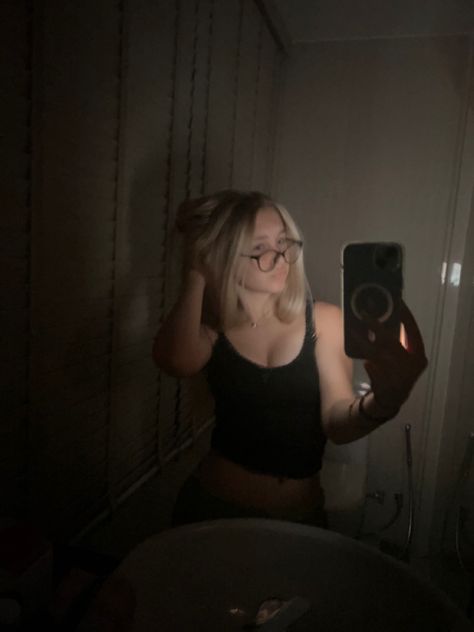 Wet Hair Selfie Ideas, Mirror Selfie Blonde Hair, Fake Blonde, 2000s Theme, Fake Pics, Medium Blonde Hair, Girls Mirror, Blue Mask, Poses Instagram