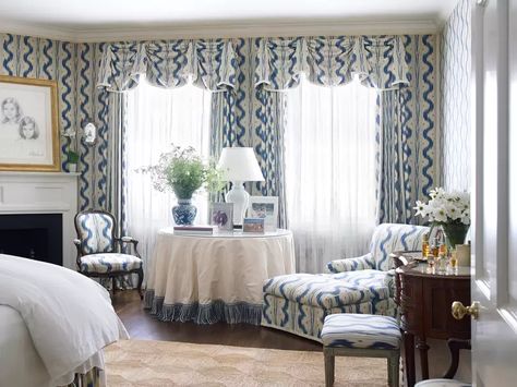 Aerin Lauder's Hamptons house | House & Garden Mark Hampton, Hampton Bedroom, Beach Bedrooms, Blue And White Bedroom, American Interior Design, House In The Hamptons, Hampton Home, Uk House, Summer Living Room