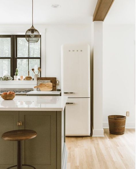 Smeg fridge / green kitchen cabinets in the home of Christine / @_forthehome Simple Interiors, Relaxed Home, Amazing Interiors, Smeg Fridge, My Scandinavian Home, Kitschy Kitchen, Handcrafted Furniture, Kitchen Design Trends, Starter Home