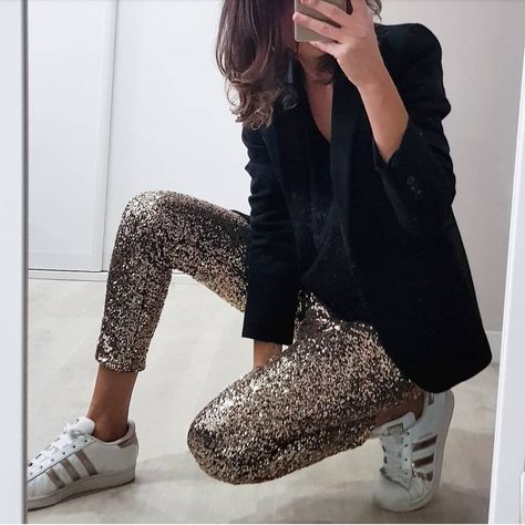 Love Your Imperfections, Sequins Pants Outfit, Sequin Pant, Gold Outfit, Sequin Pants, Lovely Clothes, Looks Style, Winter Fashion Outfits, Mode Fashion