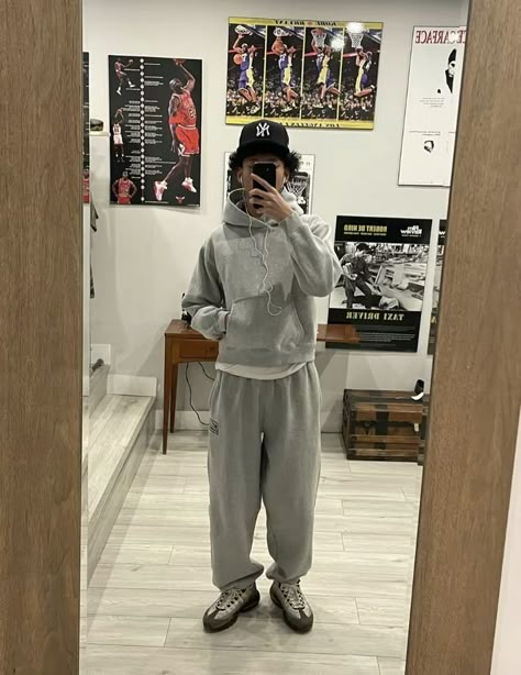 Grey Joggers Men Outfit, Streetware Outfits Men, Baggy Sweatpants Outfit Men, Uk Streetwear Men, Sweats Outfit Men, Grey Hoodie Outfit Men, Grey Sweatpants Outfit Men, Grey Joggers Outfit, Baggy Sweatpants Outfit