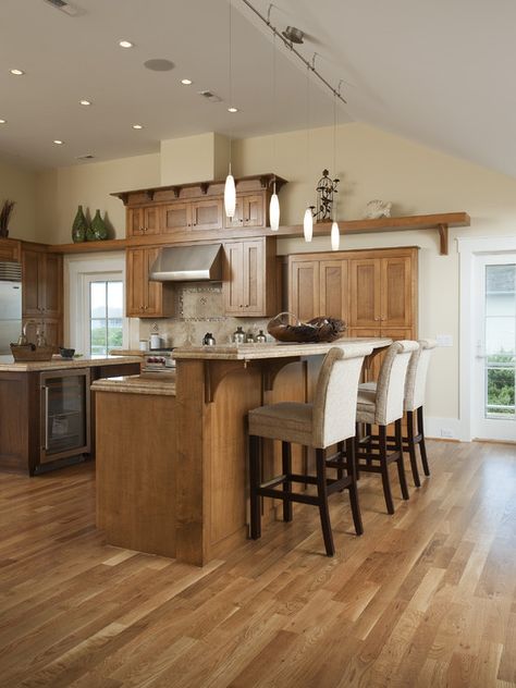 Kitchen Deisgn, Honey Oak Cabinets, Wood Floor Design, Hardwood Floor Colors, Lovely Kitchen, Oak Cabinet, Lvp Flooring, Oak Kitchen Cabinets, Eclectic Kitchen