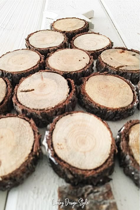 A wood slice tree in under 30 minutes. Country Design Style #woodslicetree #woodsliceproject Mantle Wood, Woodworking Plans Shelves, Wood Cookies, Arts And Crafts For Adults, Wood Slice Ornament, Do It Yourself Crafts, Christmas Mantle, Wooden Tree, Wood Creations