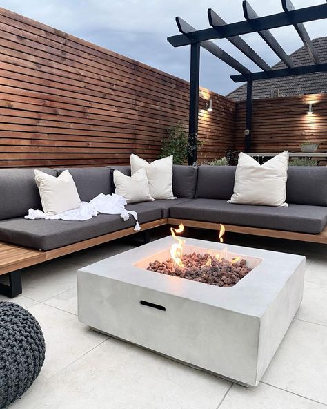 Outdoor Fire Pit Seating, Outdoor Fire Pit Area, Brick Fire Pit, Rustic Fire Pits, Modern Fire Pit, Stone Fire Pit, Backyard Seating, Fire Pit Seating, Concrete Fire Pits