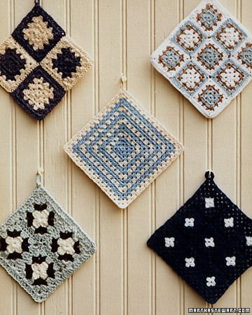 Granny Squares Crochet Granny Square Pot Holders, Granny Square Potholder Pattern, Granny Square Crochet Pattern 2 Colors, Crochet Hot Pot Pads, Crochet Granny Square Potholder, Granny Square Hot Pad, Granny Square Black And White, Crochet For Kitchen, Kitchen Crochet Ideas