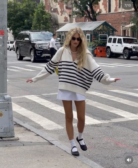 V Knit Sweater Outfit, Warm Day Outfit, Sweater Outfit Ideas For Women, Sweater Outfit Ideas, Sweater Half Zip, Striped Sweater Outfit, Ballet Flats Outfit, Look Summer, Sock Outfits