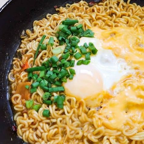 Kujirai Ramen - New Way to Eat Korean Shin Ramen – FutureDish How To Cook An Egg In Ramen, Kujirai Ramen, 2 Min Noodles, Egg In Ramen Noodles, Ramen Egg Recipe, Korean Vegetarian, Shin Ramen, Onion Water, Cheese Ramen